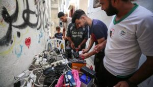 Pengungsi Gaza Terpaksa Berdesakan Isi Daya Ponsel