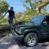pohon-besar-tumbang-menimpa-mobil-di-jalan-utama-kota-padang,-begini-kondisi-sopirnya