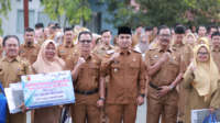 Wawako Solok Serahkan SK Pensiun Kepada 6 ASN