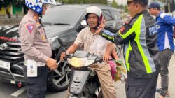 polisi-di-pasaman-bagi-bagi-ratusan-helm-gratis-dan-takjil-ke-pengendara