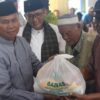 Penyerahan bantuan secara simbolis dilakukan oleh Wali Kota Padang Hendri Septa bersama Baznas Kota Padang di Masjid Al Jihad Durian Tigo Batang pada hari Rabu (27/3).