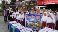 Murid SDN 01 Sarilamak Bagikan Ribuan Takjil ke Pengendara