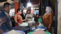Pantau Harga Bahan Pokok Jelang Lebaran, Pj. Walikota Sidak ke Pasar Payakumbuh