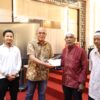 ketua-dprd-sumbar-salurkan-bantuan-ke-seniman-kota-padang