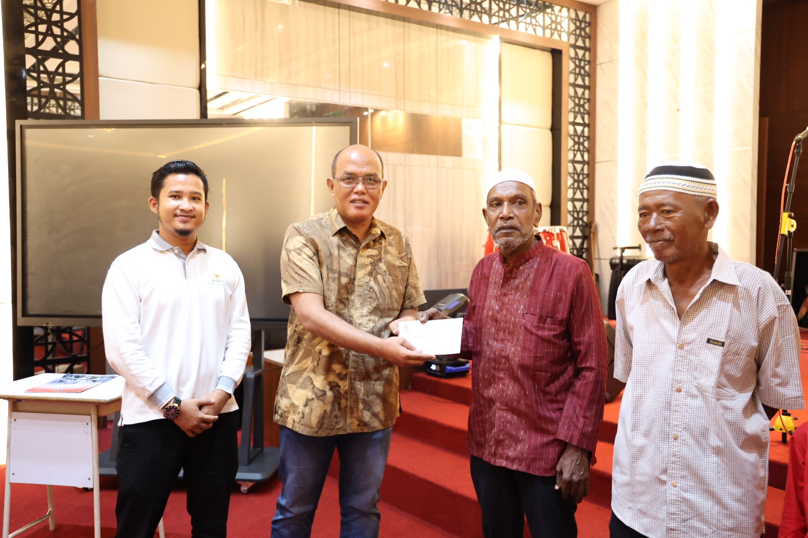 ketua-dprd-sumbar-salurkan-bantuan-ke-seniman-kota-padang