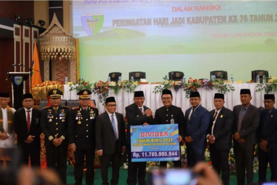 bank-nagari-cabang-painan-serahkan-deviden-11,7-miliar