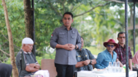 Wawako Solok Serahkan Bantuan Ayam KUB Kepada 11 Kelompok Tani