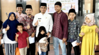 Wawako Solok Serahkan Santunan Anak Yatim dan Du’afa Jamaah Masjid Al Muhsinin