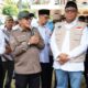 Wamenaker Afriansyah Noor menyerahkan bantuan kepada perwakilan masyarakat Nagari Guguak Malalo, Tanah Datar yang terdampak bencana alam.