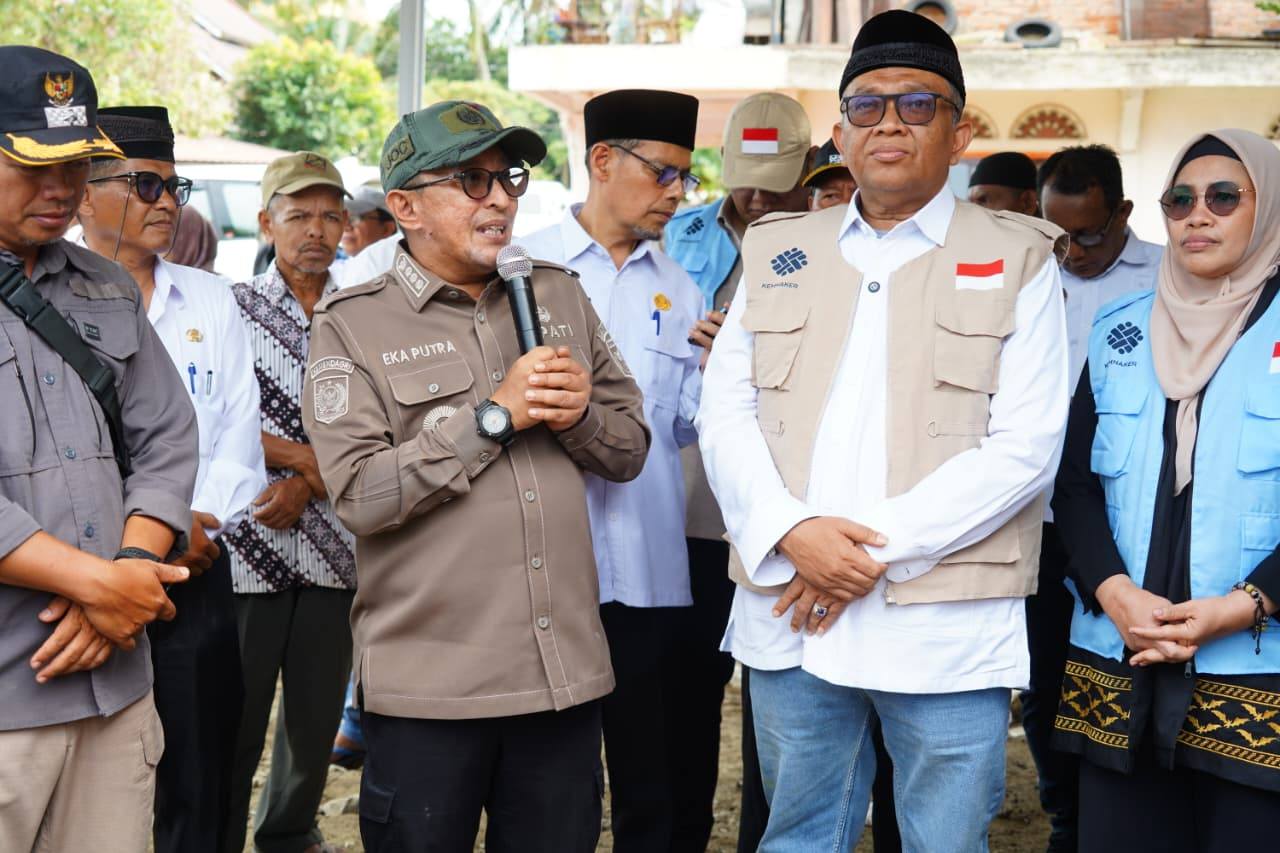 Wamenaker Afriansyah Noor menyerahkan bantuan kepada perwakilan masyarakat Nagari Guguak Malalo, Tanah Datar yang terdampak bencana alam.