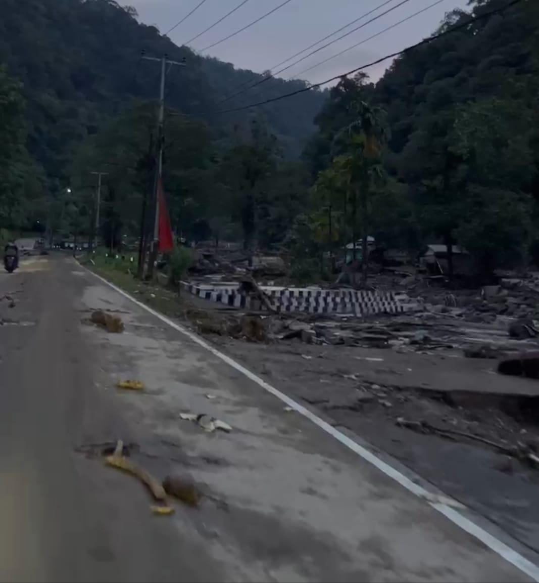 dampak-banjir-bandang,-sejumlah-ruas-jalan-di-padang-panjang-putus-total