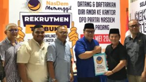 Alkudri Ambil Formulir Pendaftaran Calon Wali Kota Padang ke NasDem