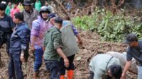 Tanpa Ragu, Gubernur Mahyeldi Turut Evakuasi Korban Longsor Sitinjau Lauik