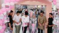 Wawako Solok Resmikan Toko Kosmetik