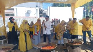 DPD Golkar Sumbar Sembelih 11 Hewan Kurban