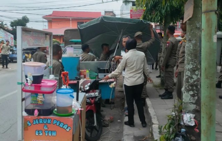 langgar-aturan,-satpol-pp-padang-tertibkan-pkl-di-nanggalo