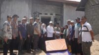 Bupati Safaruddin Antar Bantuan untuk Nenek Nurbaina