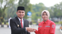 Wawako Solok Serahkan Penghargaan Perempuan Berjasa dan Berprestasi