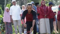 Program ASN Berkurban, Pj Wali Kota Payakumbuh Turut Berkurban Bersama Warga Tangah Padang