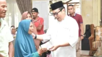 Rawat Senyum Masyarakat Kurang Mampu Jelang Idul Fitri, Jasman Serahkan Santunan