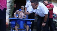 Pemko Payakumbuh Berikan Bantuan Kursi Roda Kepada Anak Penderita Hydrosapalus