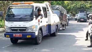 Dishub Padang Tertibkan Parkir Liar, Kendaraan Sembarangan Diderek
