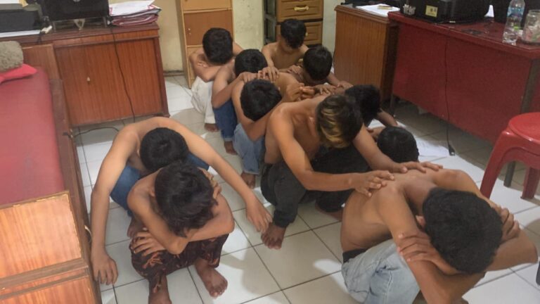 Tawuran Remaja di Padang Rusak Rumah Warga