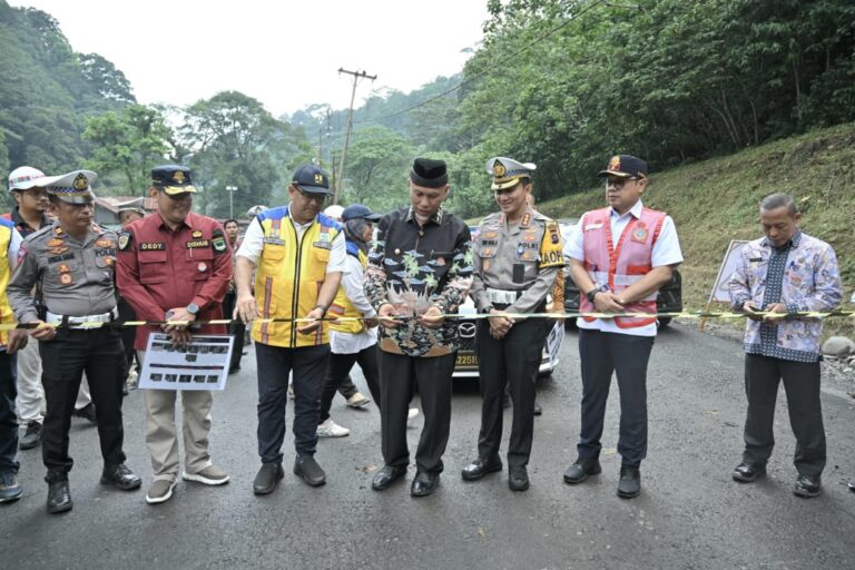 Polisi Imbau Pengendara Tidak Berhenti di Jalan Lembah Anai