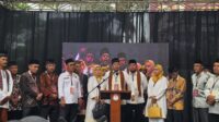 Daftar Pertama, Parmato Alam dan Ahmad Rida Diantar Ribuan Masa ke KPU