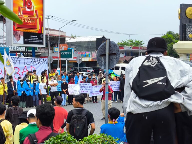 Mahasiswa Demo DPRD Sumbar, Tolak RUU Pilkada