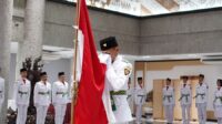 Anak Genius Umar Kibarkan Bendera Merah Putih di KBRI Singapura