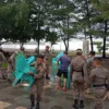 satpol-pp-padang-tertibkan-pkl-nakal-di-pantai-cimpago