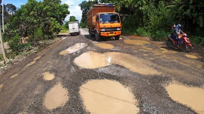 ruas-jalan-payakumbuh-lintau-rusak-parah,-perwanaliko-dan-pabpdsi-liko-temui-komisi-v-dpr-ri