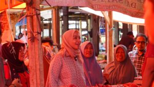 Kunjungi Pasar Sikabau, Annisa-Leli Dengarkan Aspirasi Pedagang