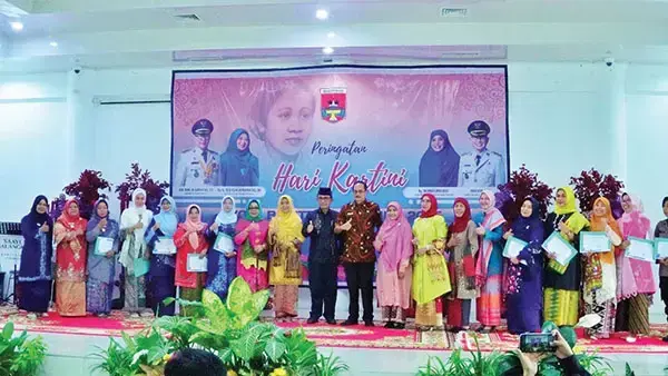 pemko-bukittinggi-berikan-sertifikat-penghargaan-kepada-sejumlah-pejabat-perempuan