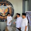 kakanwil-ditjenpas-sumbar-dan-kalapas-padang-bagikan-daging-kurban-untuk-warga-sekitar-lapas
