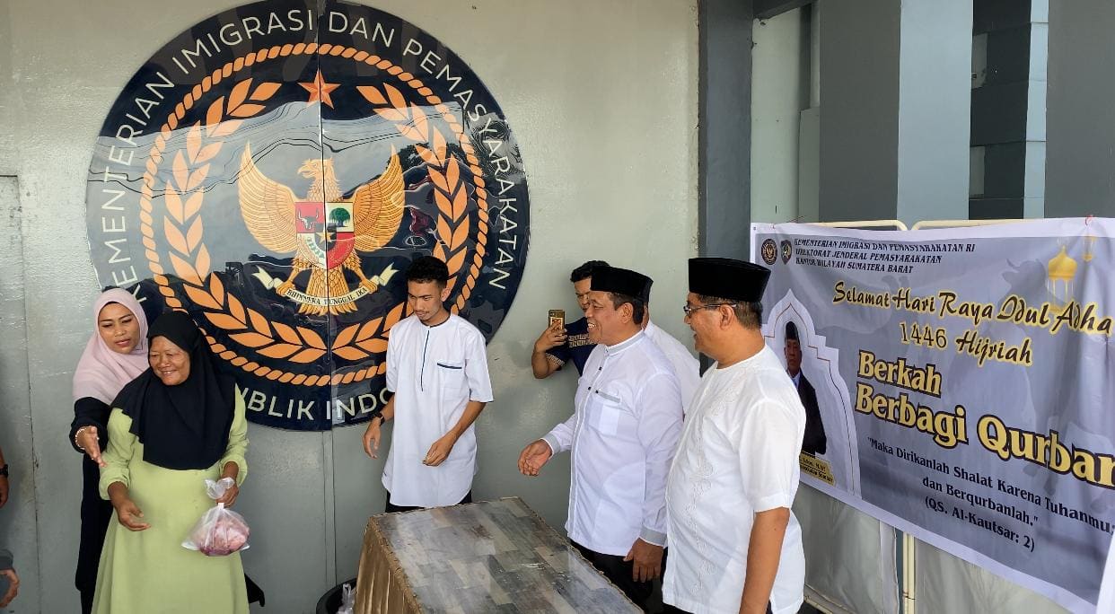kakanwil-ditjenpas-sumbar-dan-kalapas-padang-bagikan-daging-kurban-untuk-warga-sekitar-lapas