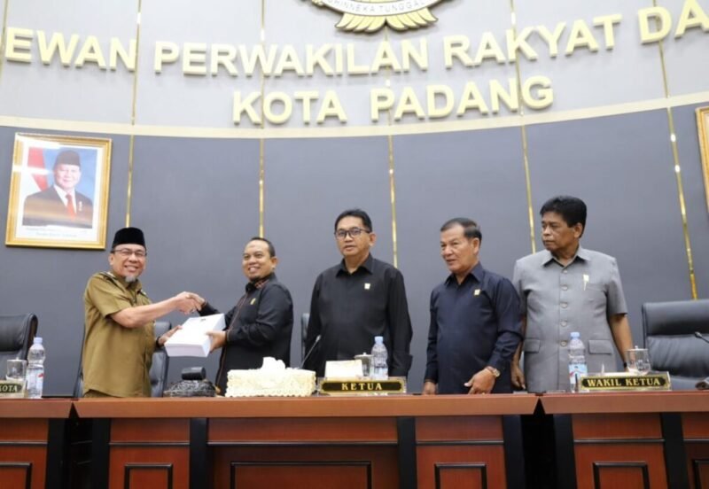 pemko-padang-sampaikan-dokumen-perubahan-kua-ppas-2025-ke-dprd-padang