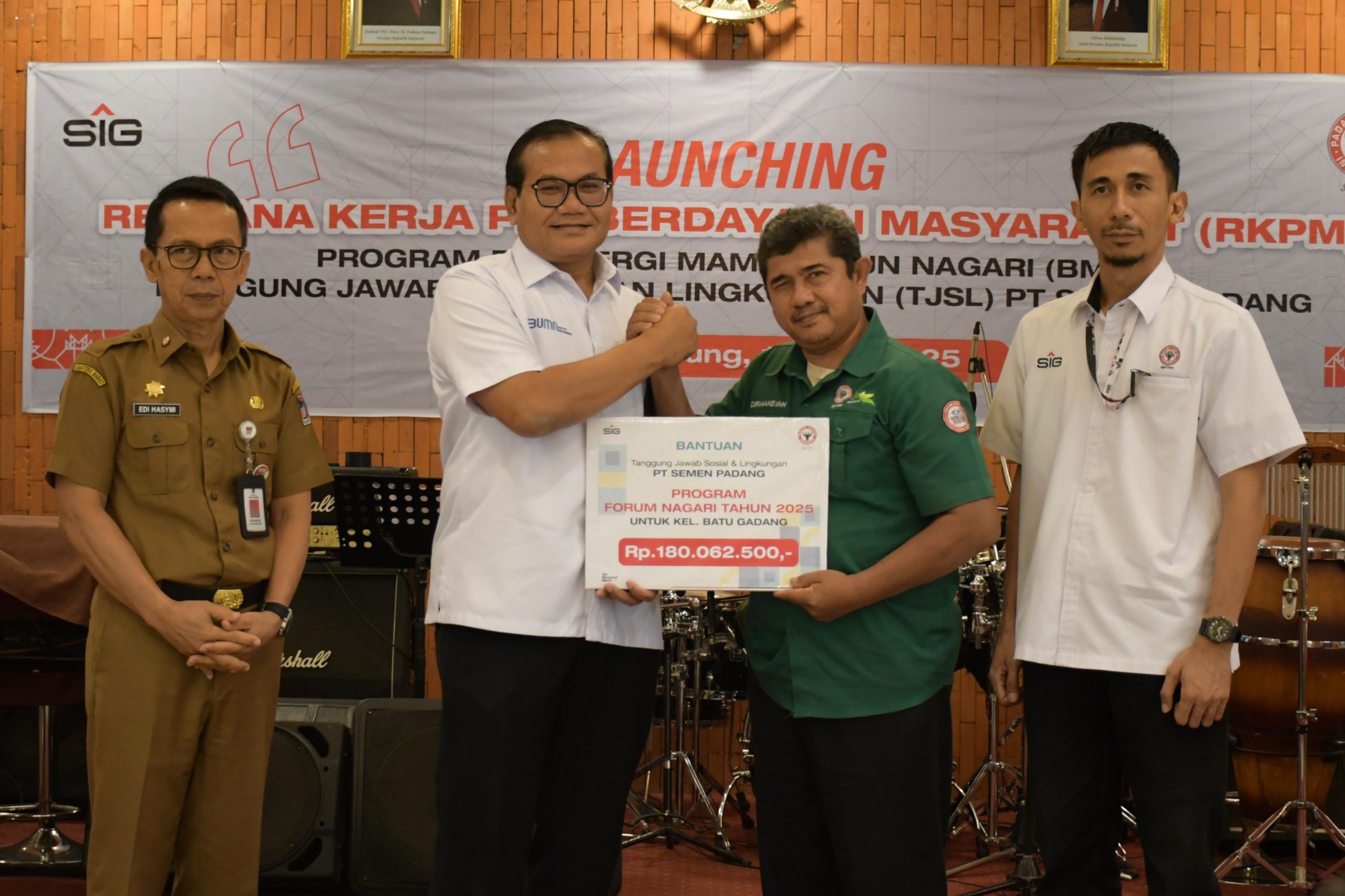 98-program-untuk-4.400-warga:-pt-semen-padang-salurkan-rp2,2-m-lewat-program-bmn-2025
