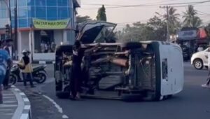 Grandmax Terguling Dekat Gedung Nasional Tanah Datar