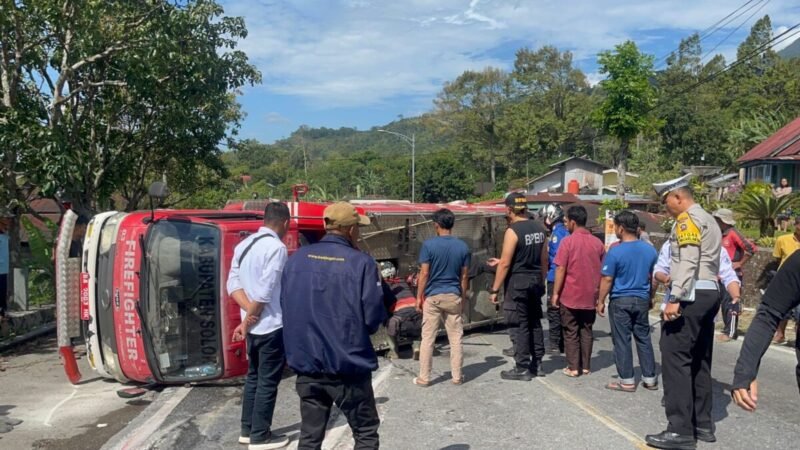mobil-damkar-solok-terguling,-seorang-petugas-patah-tangan
