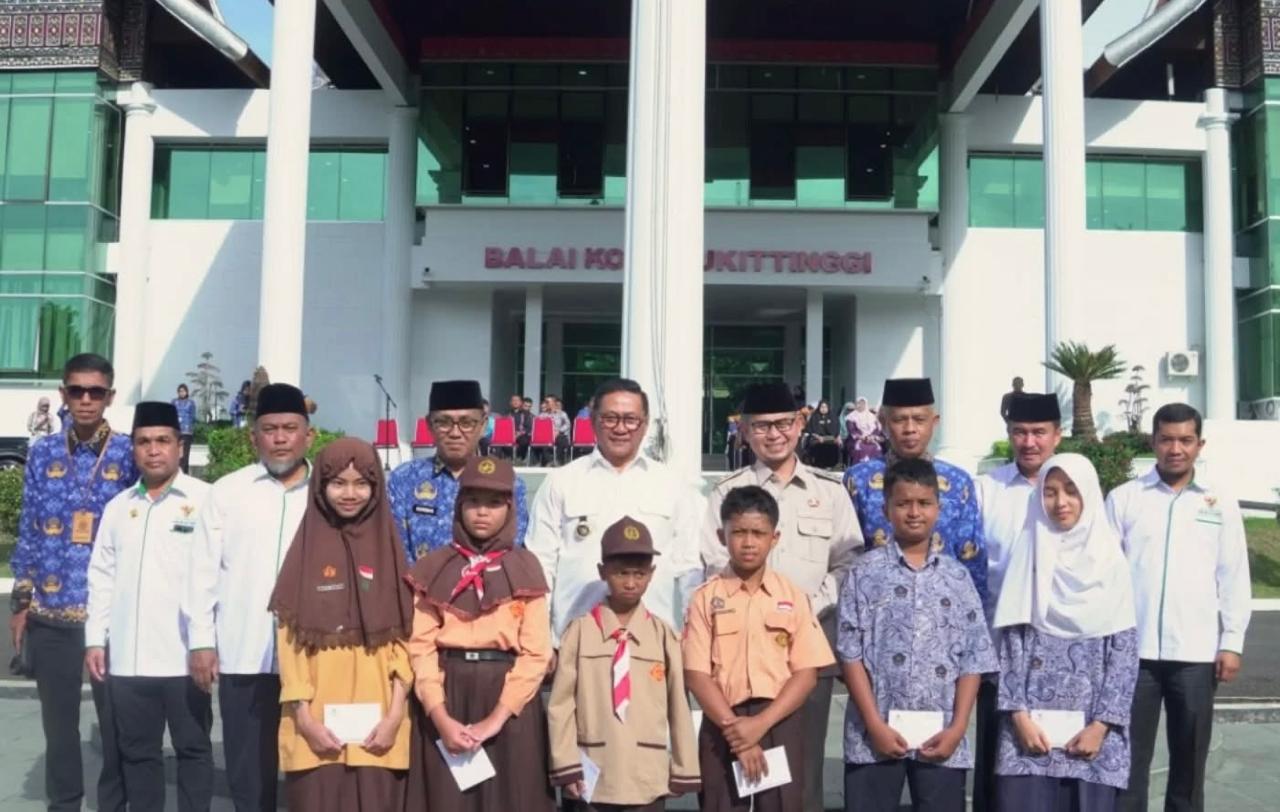 pemko-bukittinggi-bersama-baznas-salurkan-zakat-pendidikan-bagi-pelajar-tingkat-sd-dan-smp
