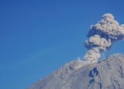 Semeru Kembali Erupsi, Semburkan Abu Vulkanik Setinggi 700 Meter