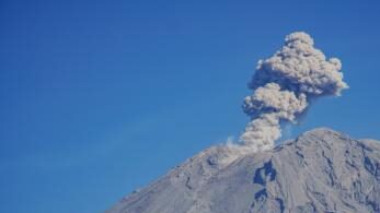 gunung-semeru-erupsi-5-kali,-tinggi-letusan-mencapai-ratusan-meter