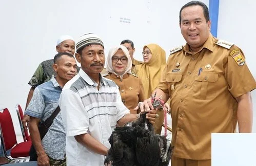 wako-yota-balad-serahkan-bantuan-mesin-tetas-dan-ayam-petelur-kub