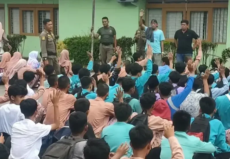 satpol-pp-padang-amankan-70-pelajar-bolos-di-tempat-biliar,-termasuk-8-siswi