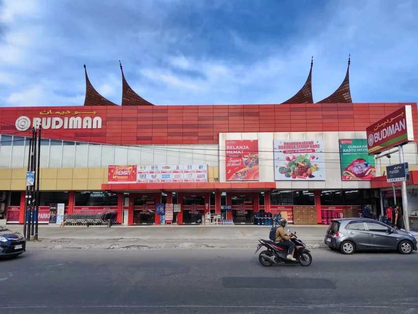 hjk-padang-ke-356,-budiman-swalayan-beri-diskon-spesial-untuk-warga-padang