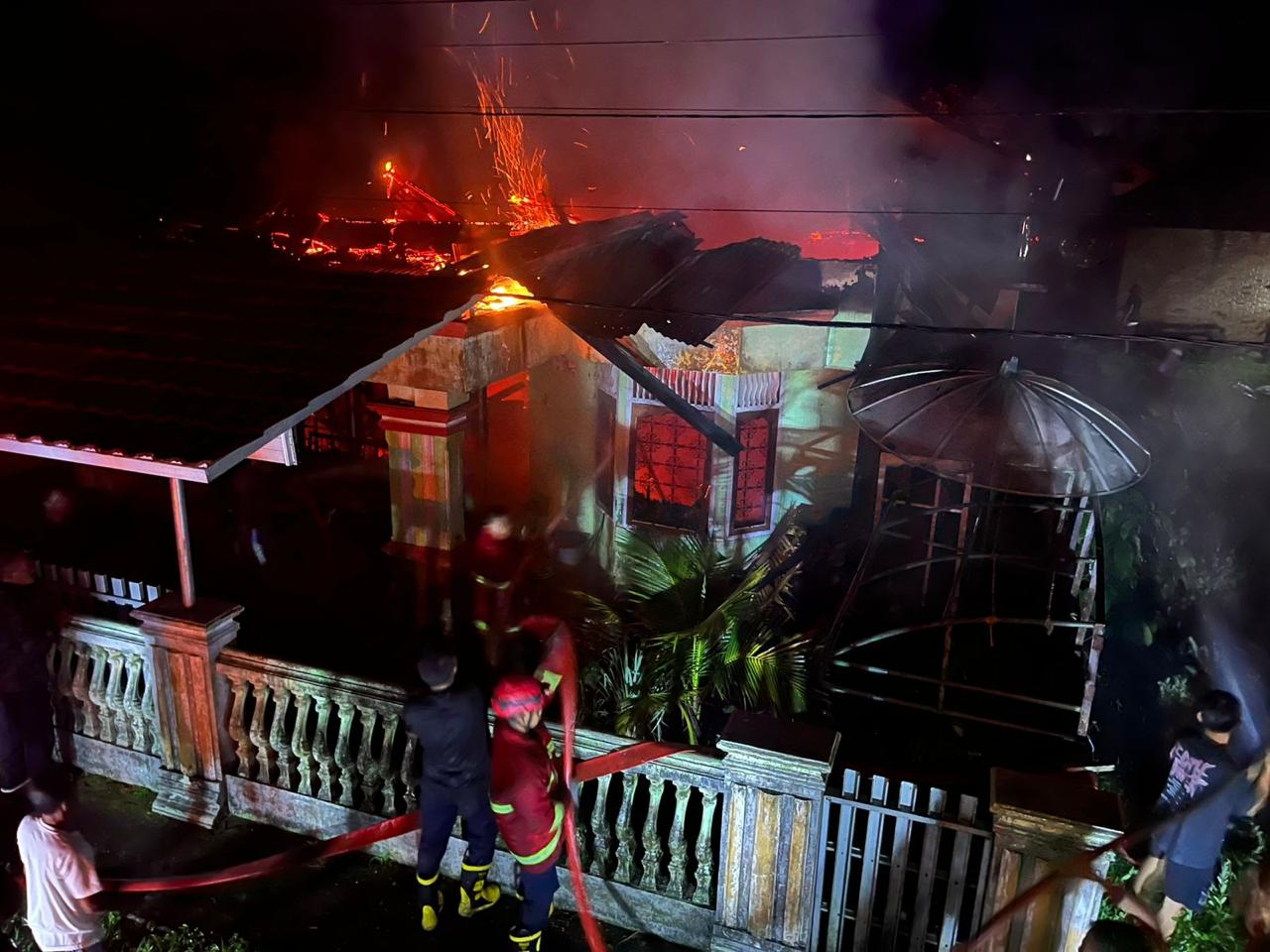 satu-unit-rumah-di-naras-hilir-terbakar,-empat-rumah-lain-ikut-terdampak