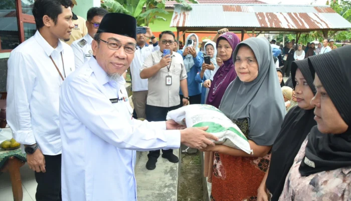 Wawako Padang Salurkan Bantuan Pangan di Kuranji