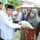 wawako-padang-salurkan-bantuan-pangan,-ribuan-keluarga-kurang-mampu-di-kuranji-terima-beras